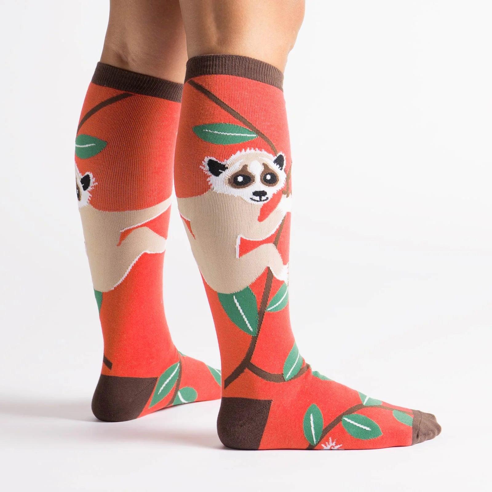 Knehøye sokker med slow loris-motiv