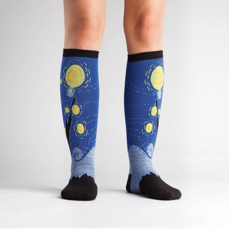 Knehøye sokker med stjernehimmel-mønster inspirert av Van Gogh
