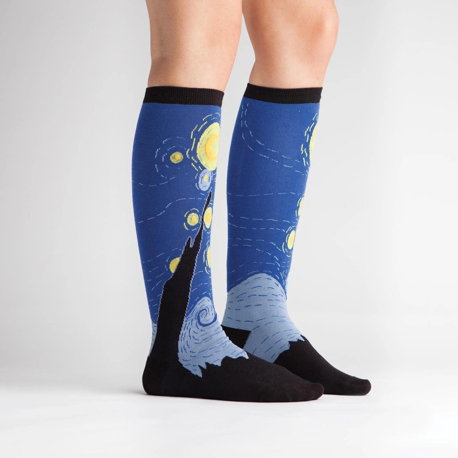 Knehøye sokker med stjernehimmel-mønster inspirert av Van Gogh